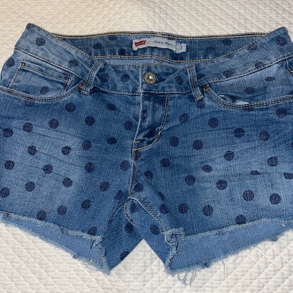 Levi’s distressed denim medium dark jean shorts with polkadots. - Picture 3 of 9